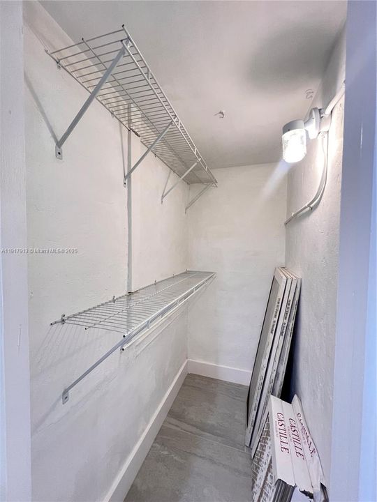 For Rent: $1,900 (1 beds, 1 baths, 1924 Square Feet)