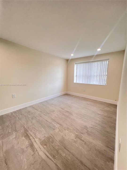 For Rent: $1,900 (1 beds, 1 baths, 1924 Square Feet)