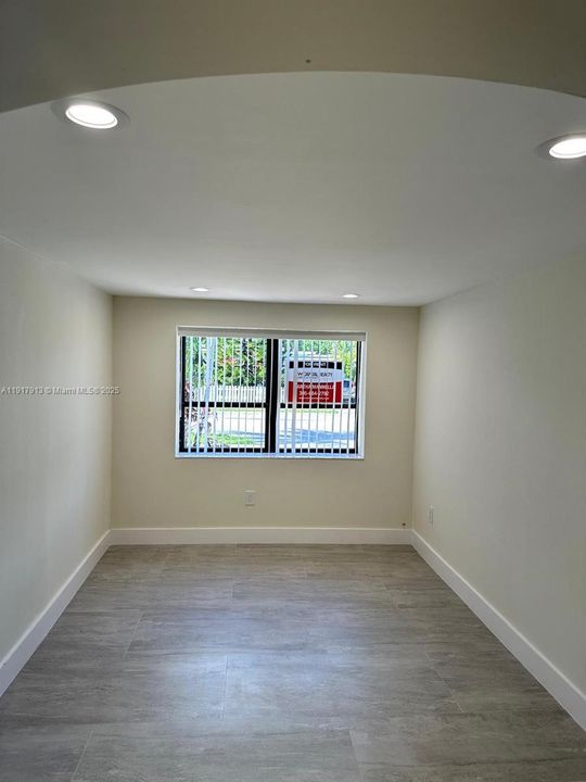 For Rent: $1,900 (1 beds, 1 baths, 1924 Square Feet)