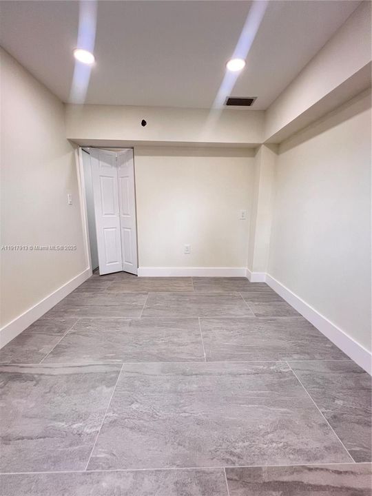 For Rent: $1,900 (1 beds, 1 baths, 1924 Square Feet)