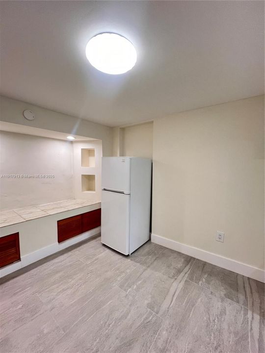 For Rent: $1,900 (1 beds, 1 baths, 1924 Square Feet)
