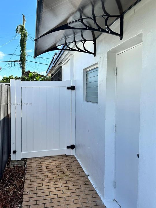 For Rent: $1,900 (1 beds, 1 baths, 1924 Square Feet)