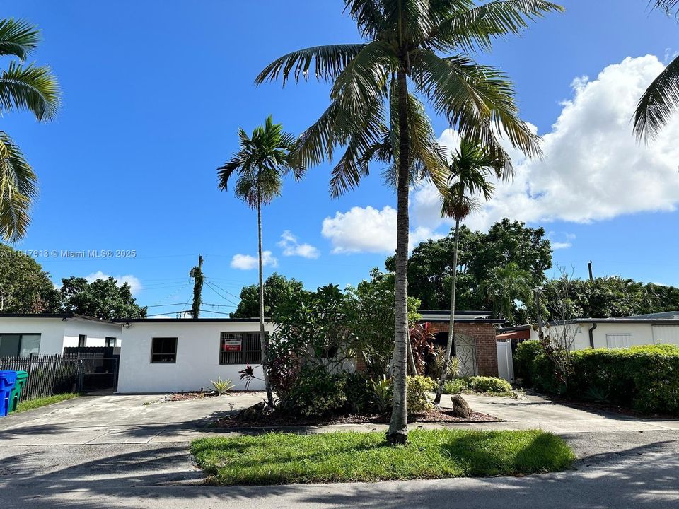 For Rent: $1,900 (1 beds, 1 baths, 1924 Square Feet)