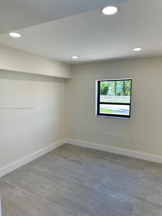 For Rent: $1,900 (1 beds, 1 baths, 1924 Square Feet)