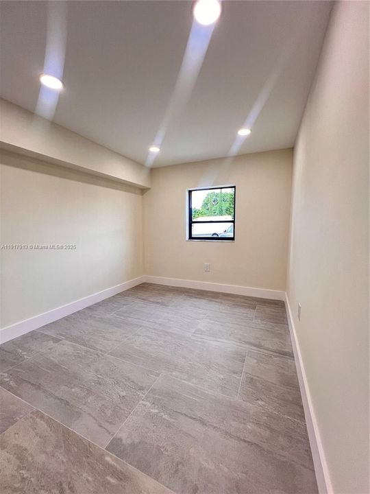 For Rent: $1,900 (1 beds, 1 baths, 1924 Square Feet)