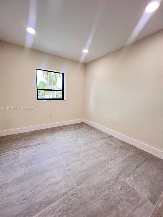 For Rent: $1,900 (1 beds, 1 baths, 1924 Square Feet)