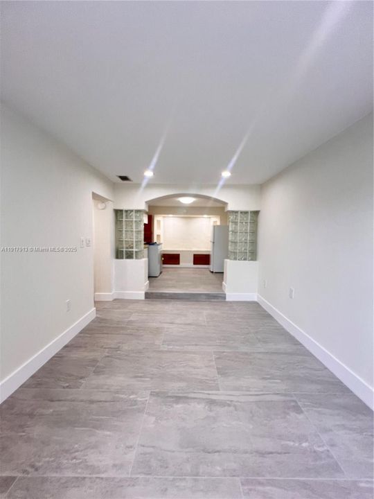 For Rent: $1,900 (1 beds, 1 baths, 1924 Square Feet)