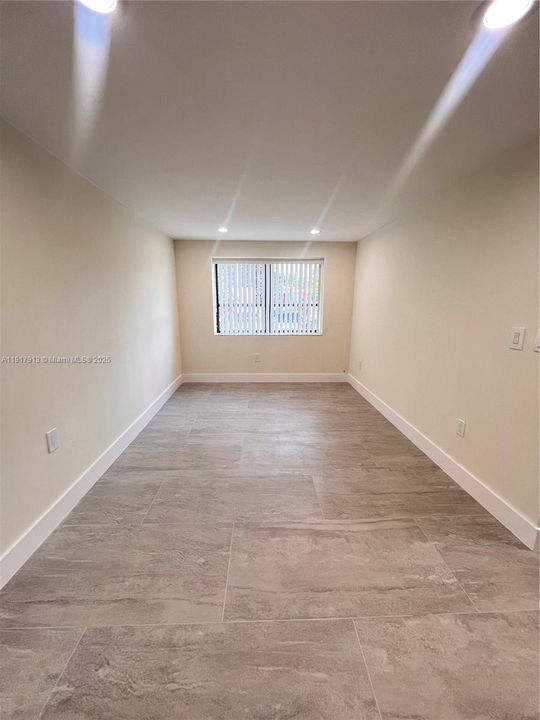 For Rent: $1,900 (1 beds, 1 baths, 1924 Square Feet)