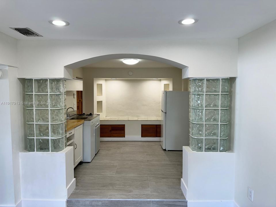 For Rent: $1,900 (1 beds, 1 baths, 1924 Square Feet)