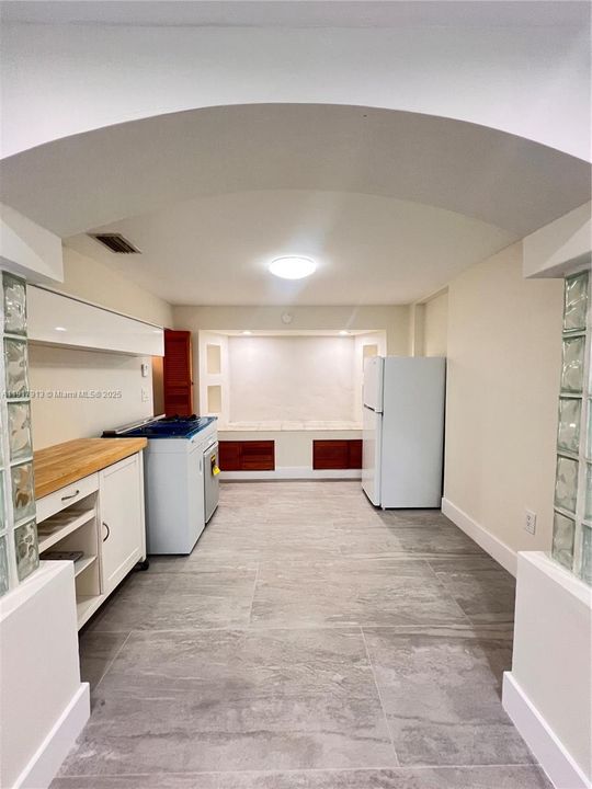 For Rent: $1,900 (1 beds, 1 baths, 1924 Square Feet)