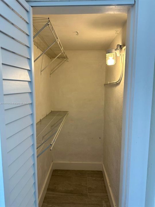 For Rent: $1,900 (1 beds, 1 baths, 1924 Square Feet)
