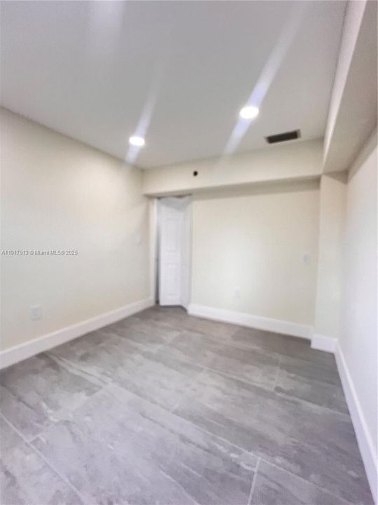 For Rent: $1,900 (1 beds, 1 baths, 1924 Square Feet)