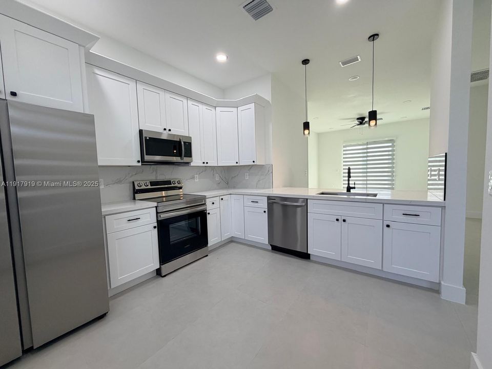 出租: $2,100 (3 贝兹, 2 浴室, 1270 平方英尺)