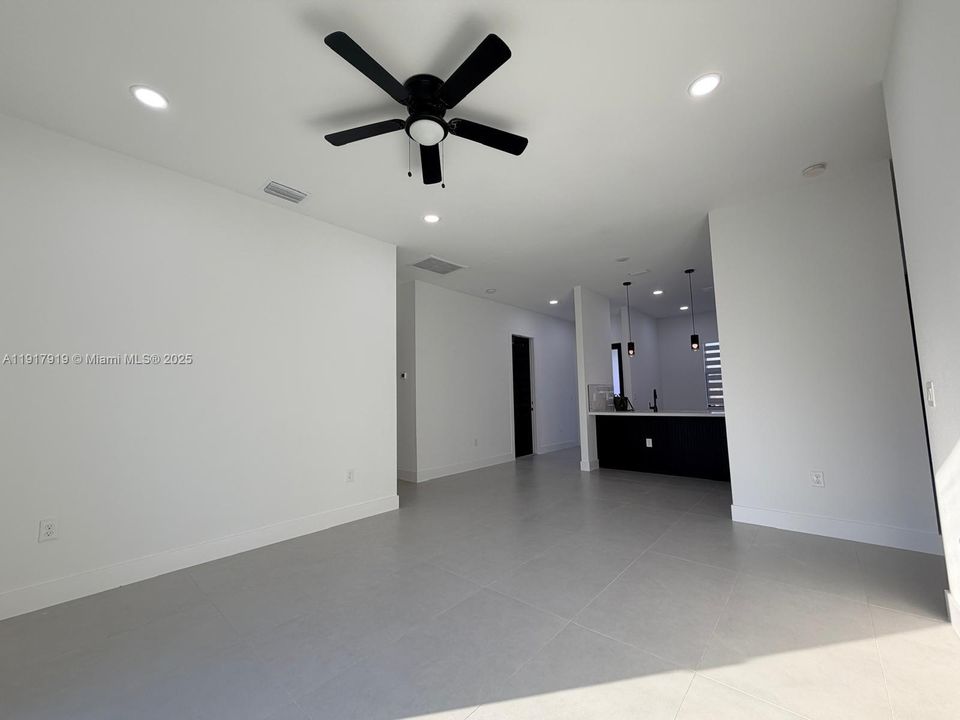 出租: $2,100 (3 贝兹, 2 浴室, 1270 平方英尺)