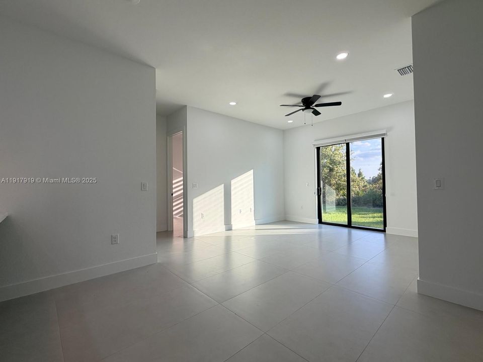 出租: $2,100 (3 贝兹, 2 浴室, 1270 平方英尺)