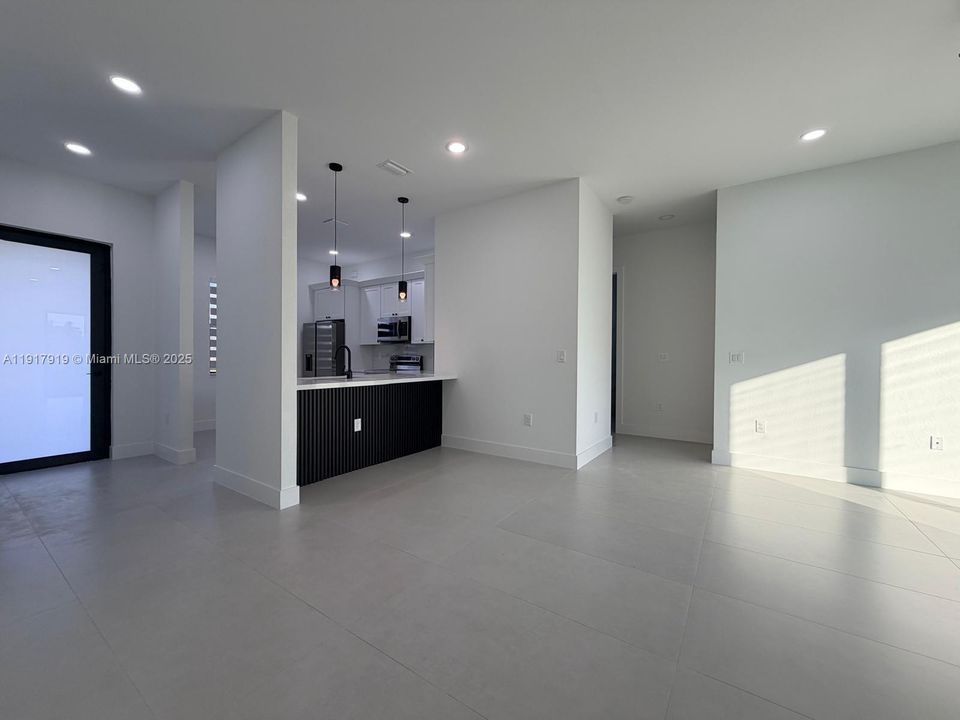 出租: $2,100 (3 贝兹, 2 浴室, 1270 平方英尺)