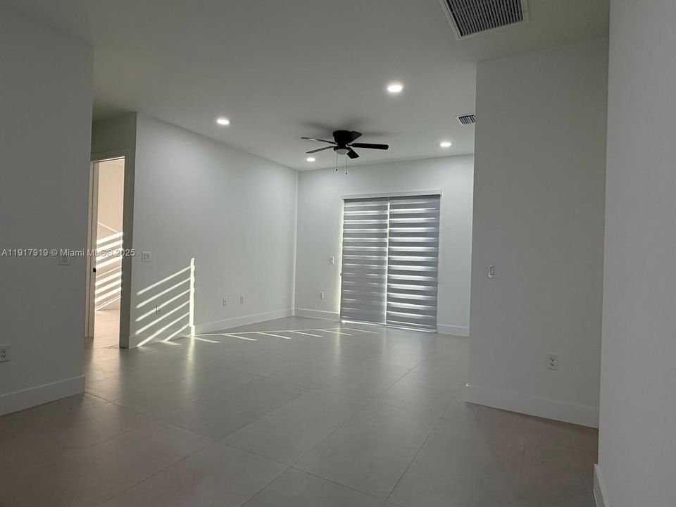 出租: $2,100 (3 贝兹, 2 浴室, 1270 平方英尺)