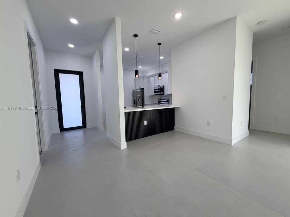 出租: $2,100 (3 贝兹, 2 浴室, 1270 平方英尺)