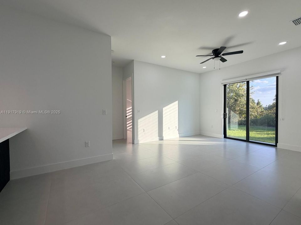 出租: $2,100 (3 贝兹, 2 浴室, 1270 平方英尺)