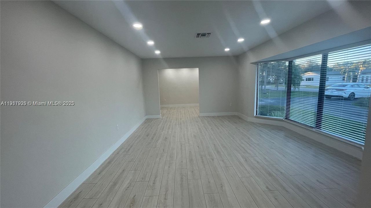 出租: $5,250 (3 贝兹, 2 浴室, 2000 平方英尺)