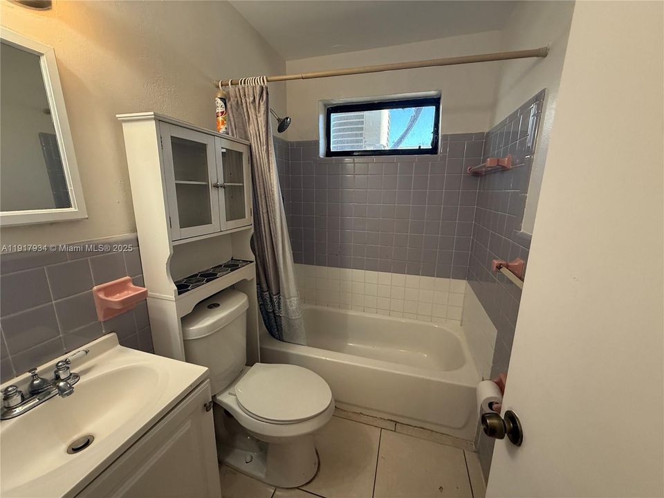 Recently Rented: $2,000 (2 beds, 1 baths, 850 Square Feet)