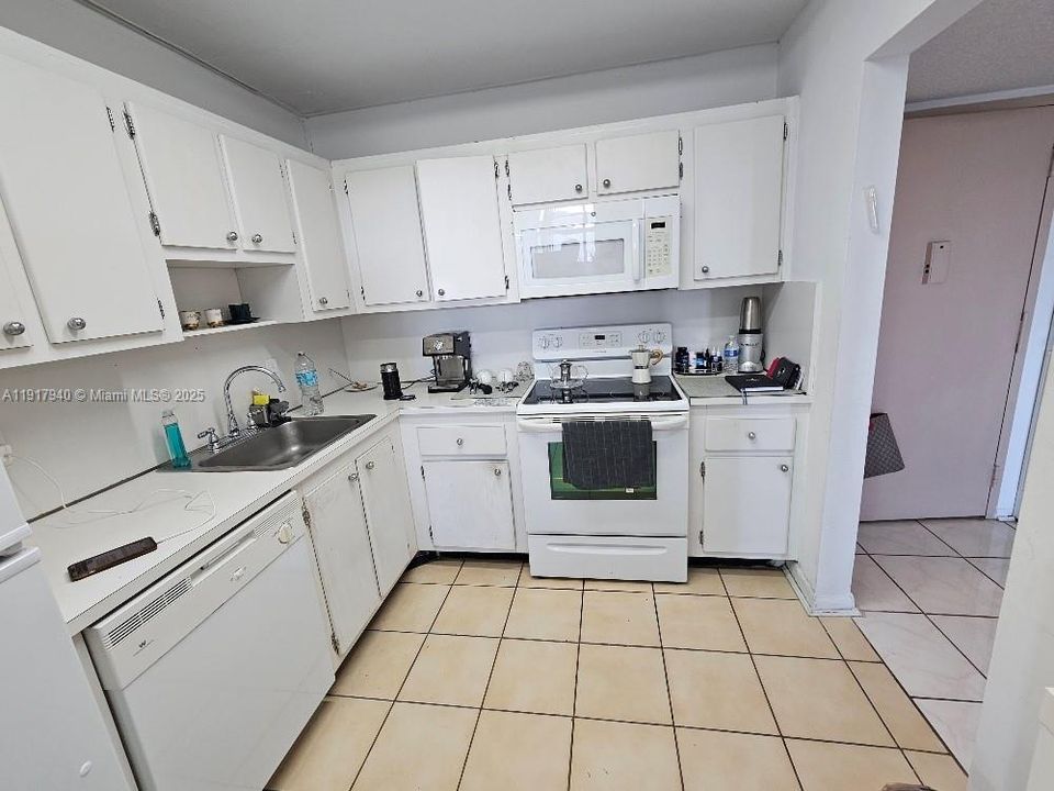 For Sale: $165,000 (1 beds, 1 baths, 825 Square Feet)