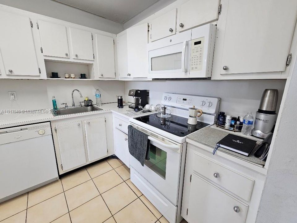 For Sale: $165,000 (1 beds, 1 baths, 825 Square Feet)