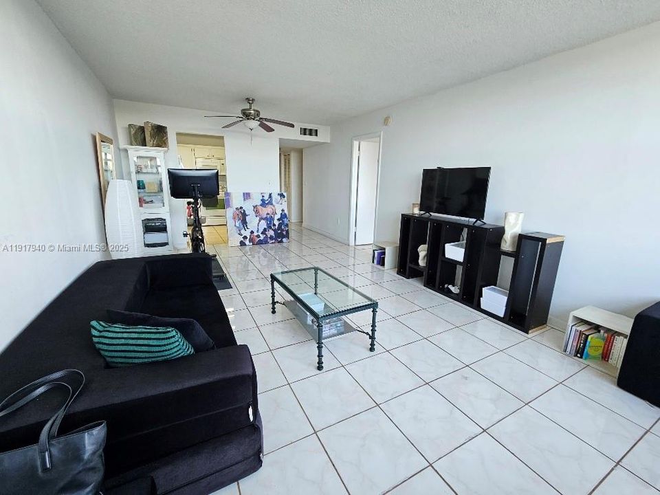 For Sale: $165,000 (1 beds, 1 baths, 825 Square Feet)