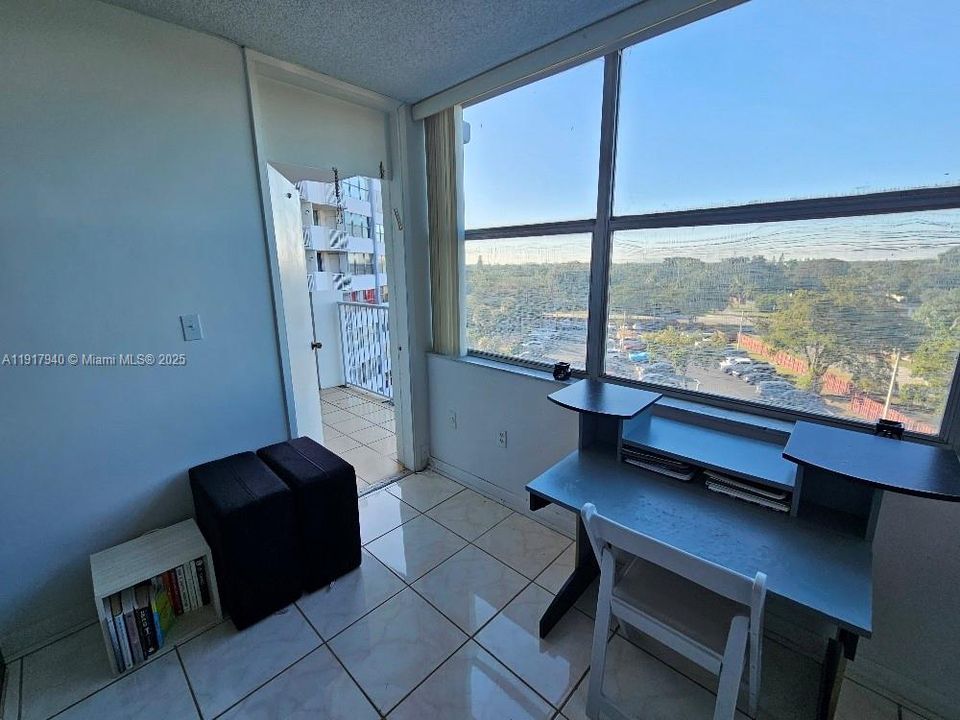 For Sale: $165,000 (1 beds, 1 baths, 825 Square Feet)