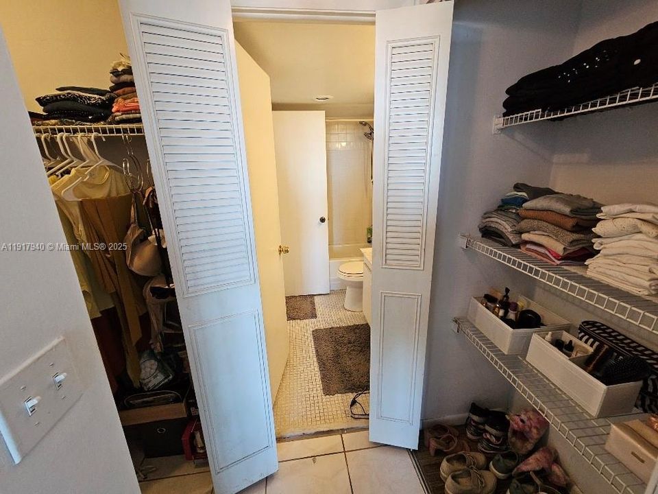 For Sale: $165,000 (1 beds, 1 baths, 825 Square Feet)