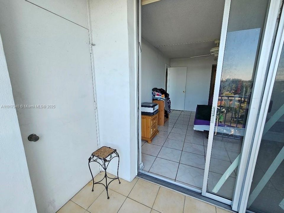 For Sale: $165,000 (1 beds, 1 baths, 825 Square Feet)