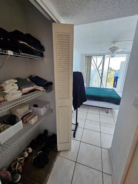 For Sale: $165,000 (1 beds, 1 baths, 825 Square Feet)