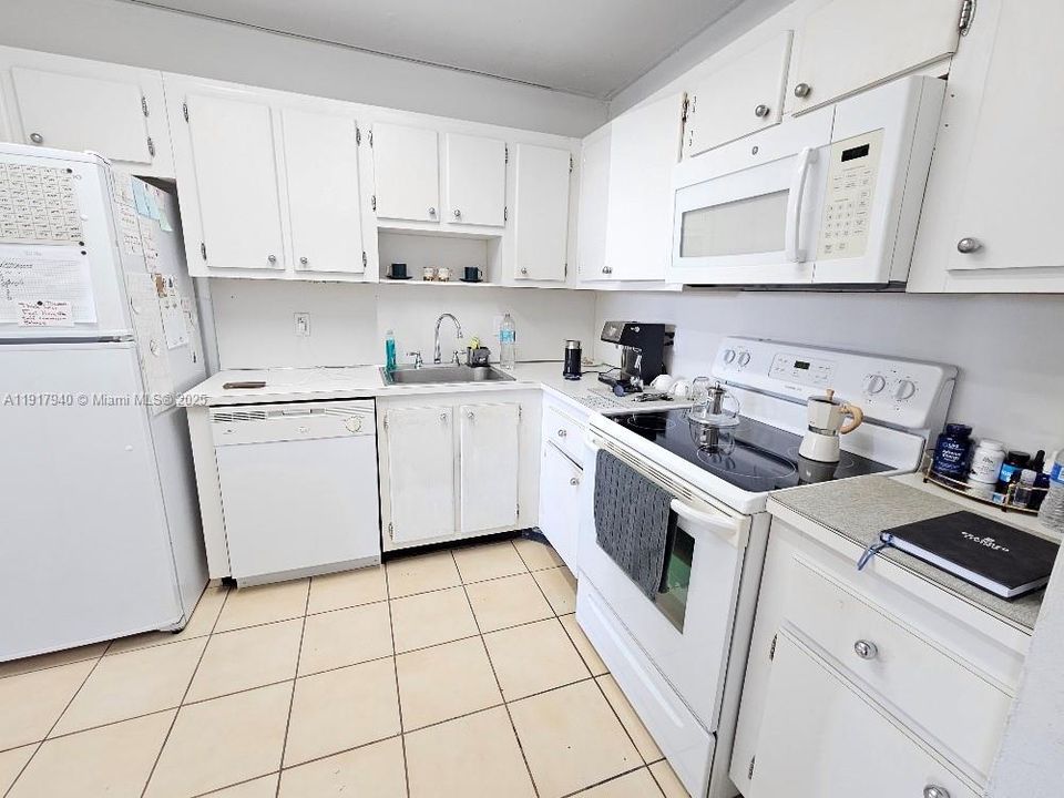 For Sale: $165,000 (1 beds, 1 baths, 825 Square Feet)