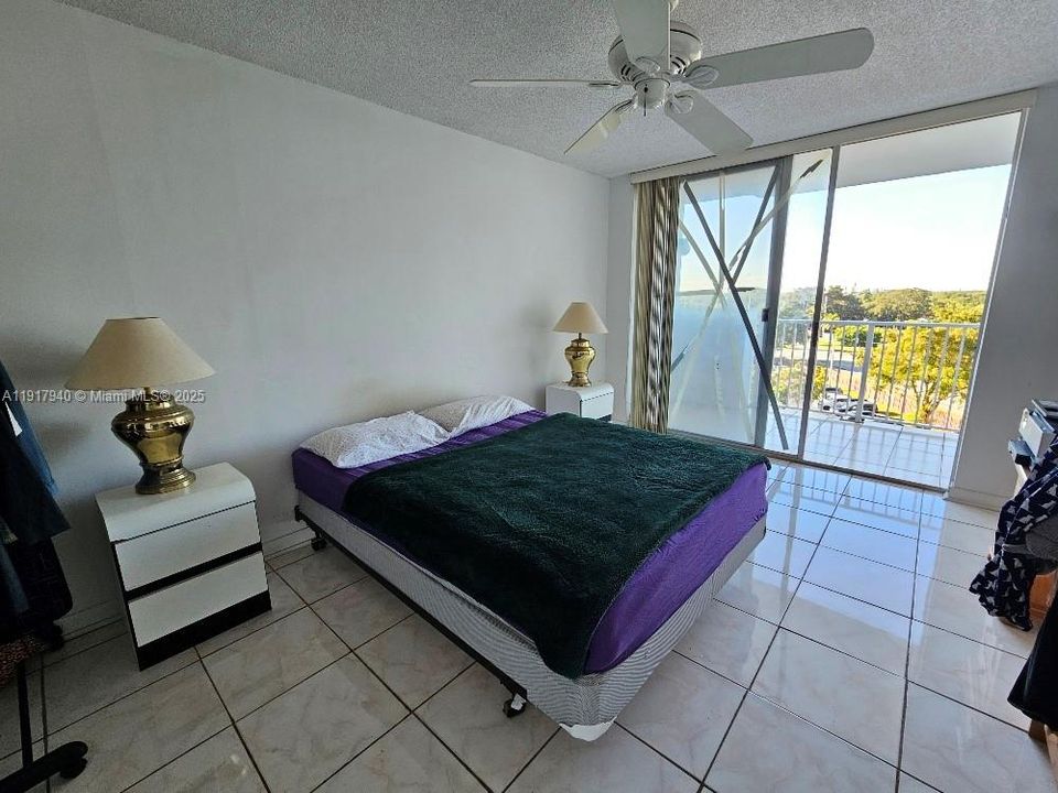 For Sale: $165,000 (1 beds, 1 baths, 825 Square Feet)