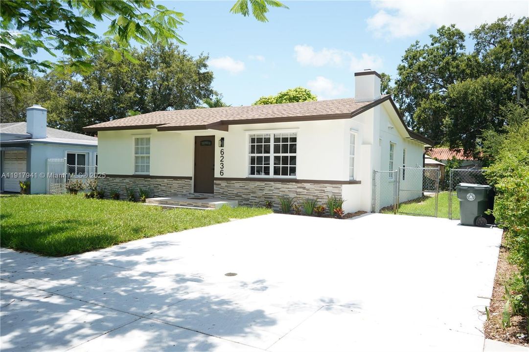 Active With Contract: $4,950 (3 beds, 2 baths, 1667 Square Feet)