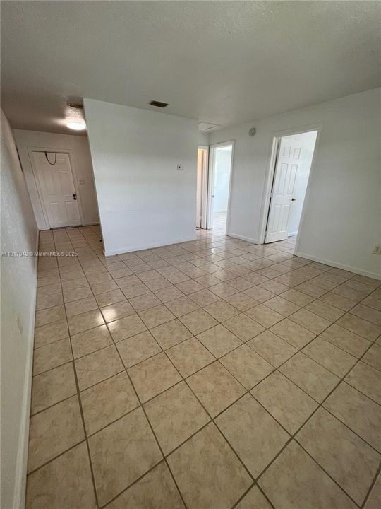 For Rent: $1,700 (2 beds, 1 baths, 1290 Square Feet)