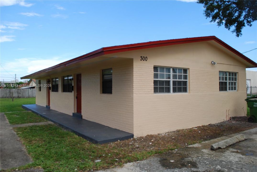 For Rent: $1,700 (2 beds, 1 baths, 1290 Square Feet)