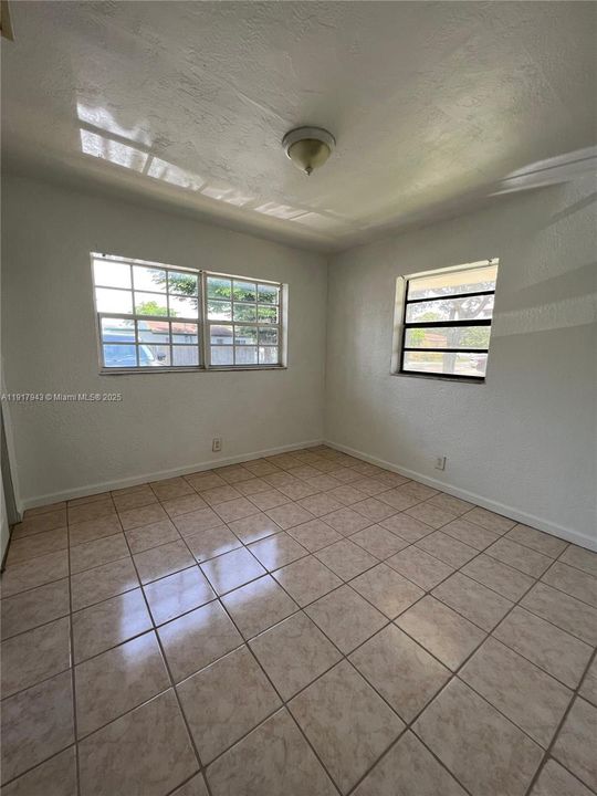 For Rent: $1,700 (2 beds, 1 baths, 1290 Square Feet)