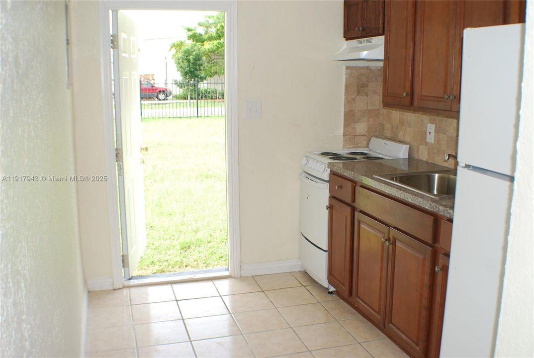 For Rent: $1,700 (2 beds, 1 baths, 1290 Square Feet)