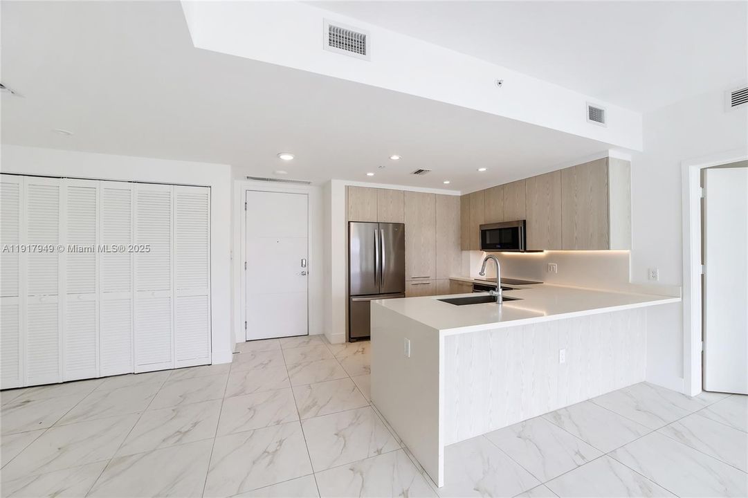 For Rent: $3,050 (2 beds, 2 baths, 1050 Square Feet)