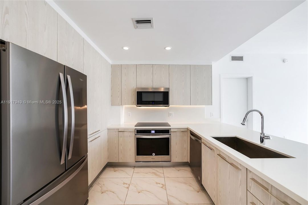 For Rent: $3,050 (2 beds, 2 baths, 1050 Square Feet)