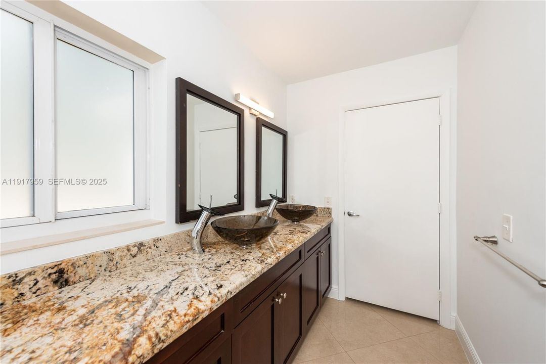 В аренду: $6,000 (4 спален, 3 ванн, 3021 Квадратных фут)