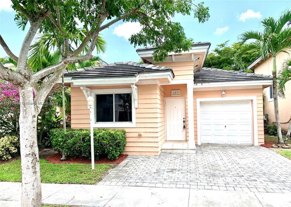 Active With Contract: $2,400 (3 beds, 2 baths, 1386 Square Feet)