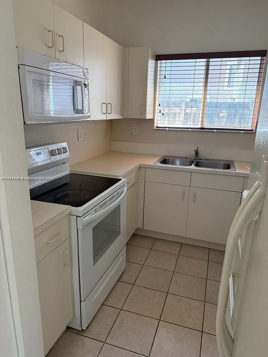 Active With Contract: $2,400 (3 beds, 2 baths, 1386 Square Feet)