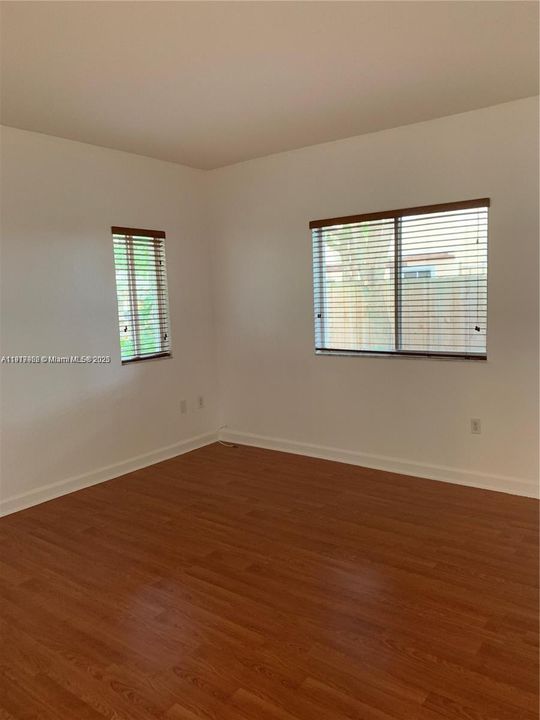 Active With Contract: $2,400 (3 beds, 2 baths, 1386 Square Feet)
