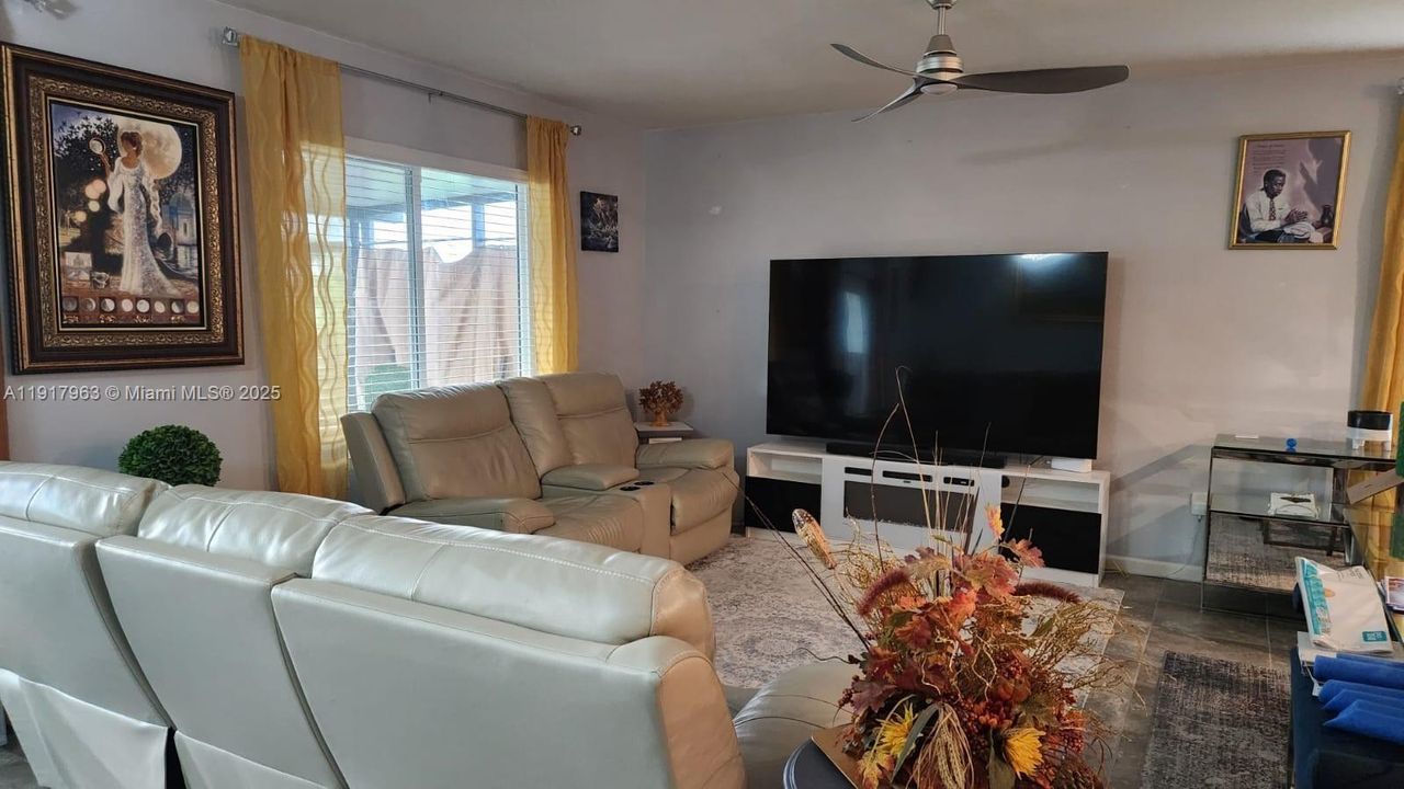 待售: $409,000 (4 贝兹, 2 浴室, 1934 平方英尺)