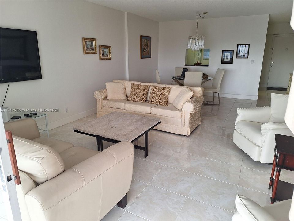 For Sale: $249,900 (2 beds, 2 baths, 1144 Square Feet)