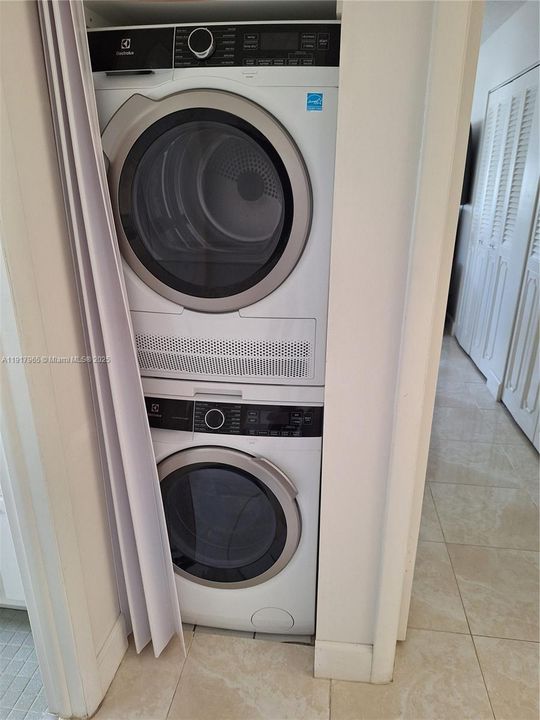 For Sale: $249,900 (2 beds, 2 baths, 1144 Square Feet)