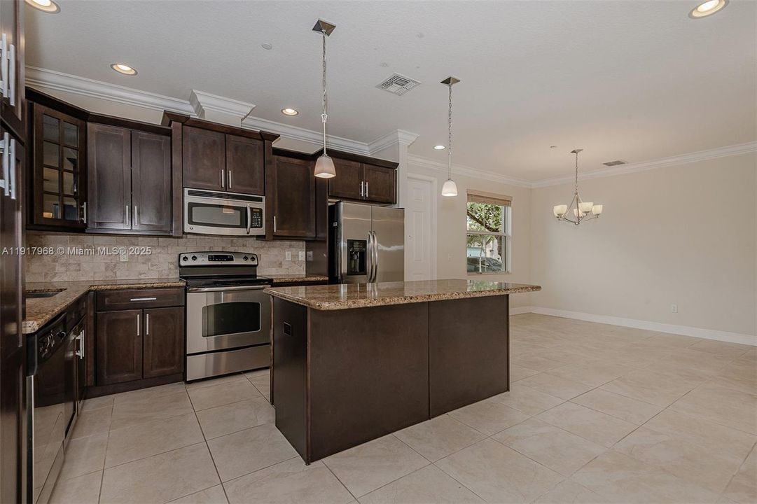 合同活跃: $567,500 (3 贝兹, 2 浴室, 0 平方英尺)