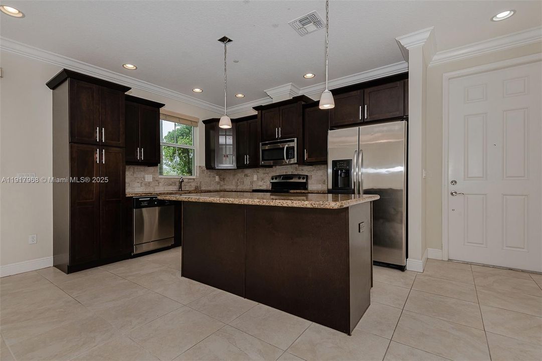 合同活跃: $567,500 (3 贝兹, 2 浴室, 0 平方英尺)